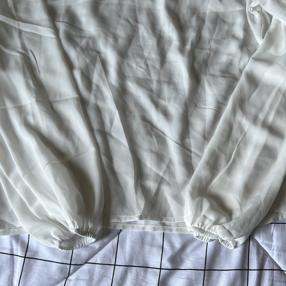 This beautiful shirt was to small for me around my arms. Very minimalist vibe. - Picture 4 of 4